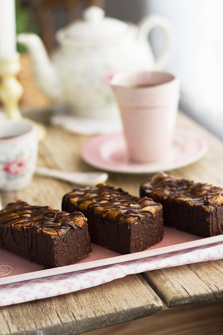 Cuadraditos de Snickers de alubias negras un bocado saludable