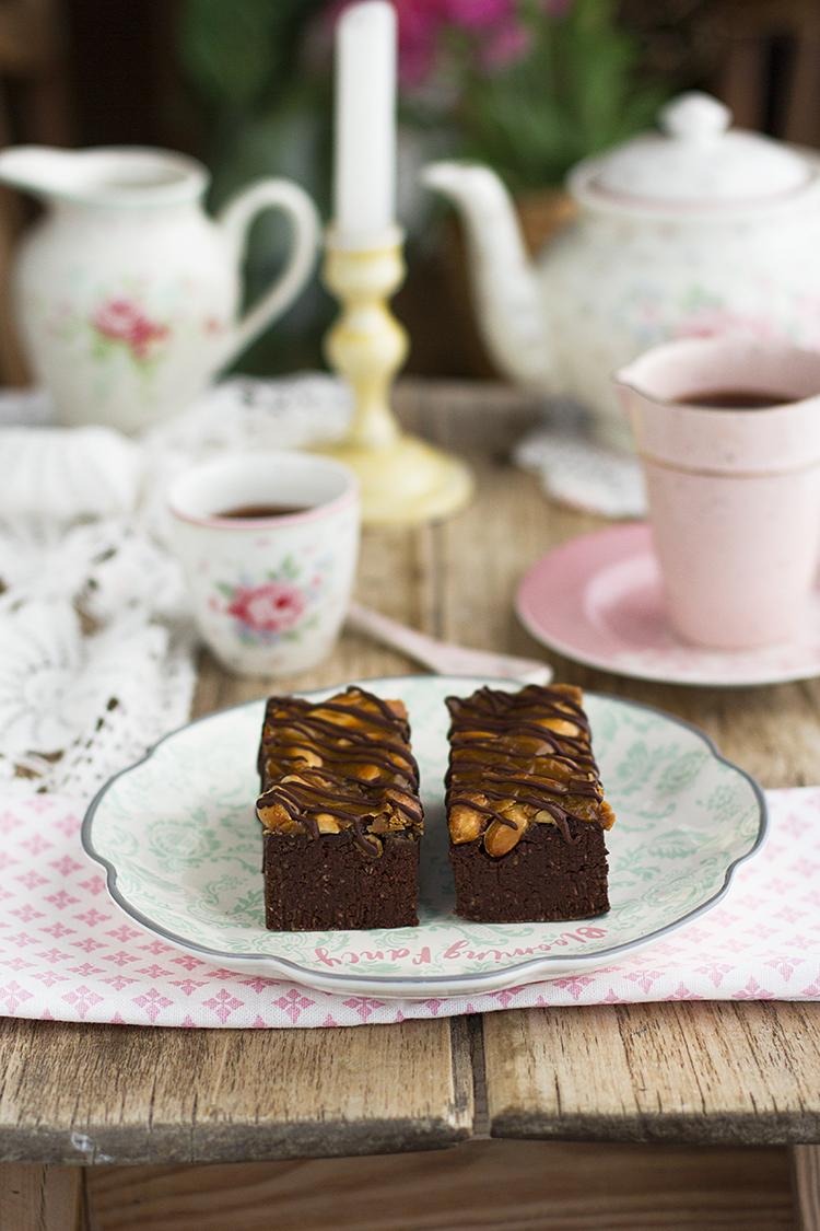 Cuadraditos de Snickers de alubias negras un bocado saludable