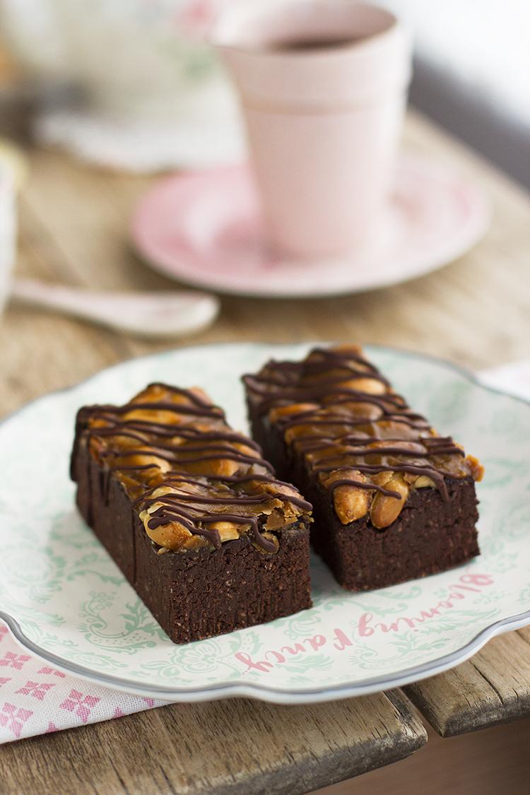 Cuadraditos de Snickers de alubias negras un bocado saludable