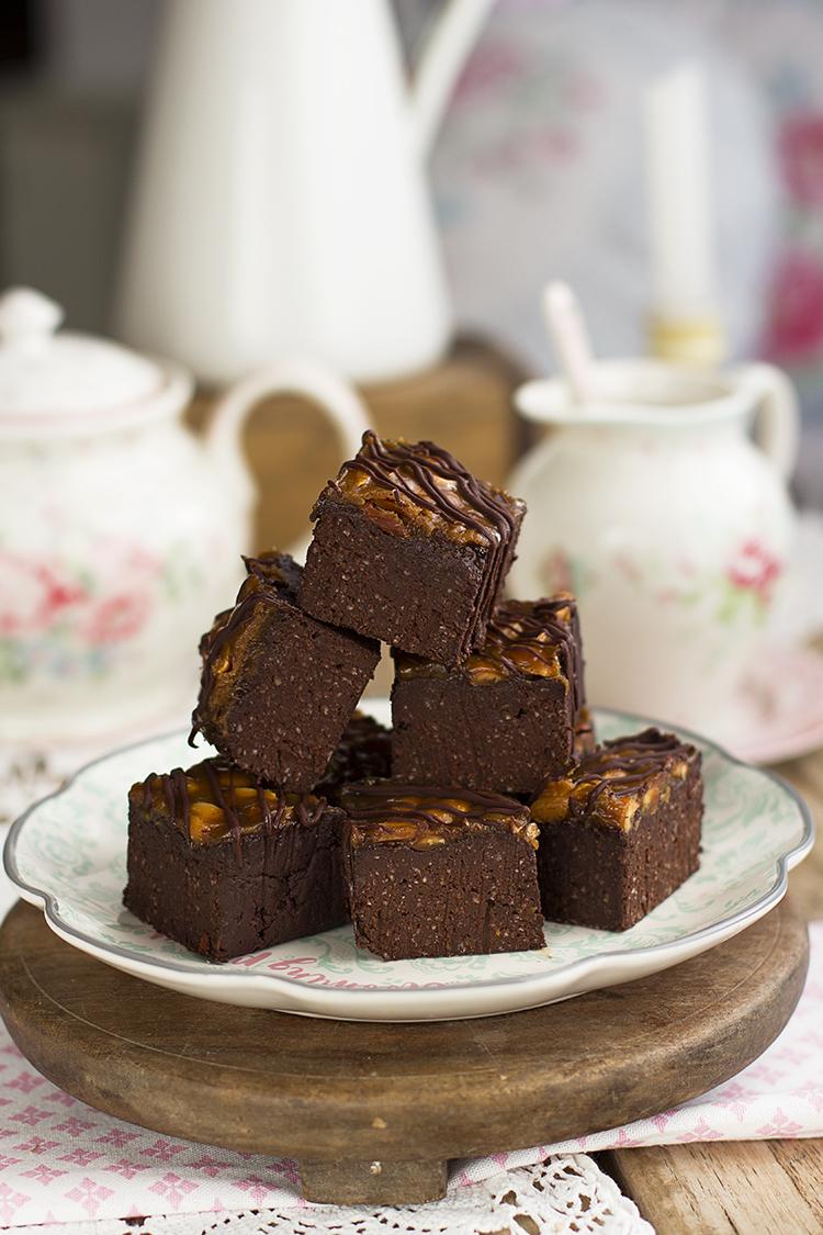 Cuadraditos de Snickers de alubias negras un bocado saludable