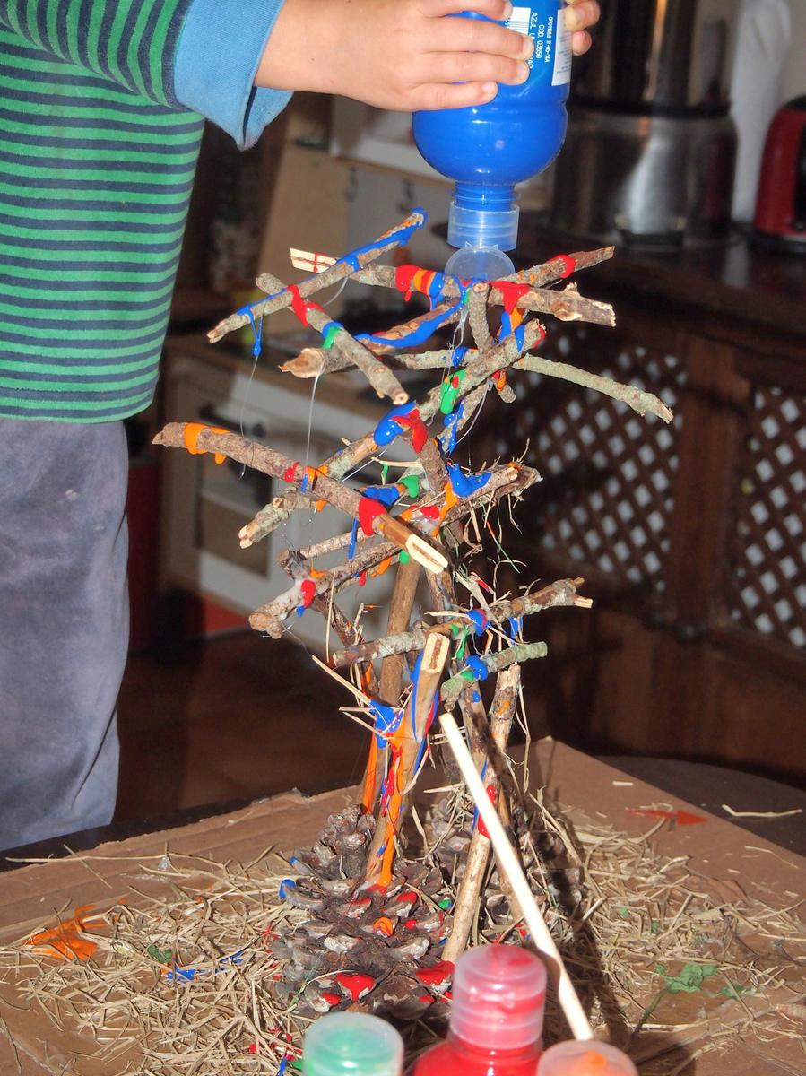 Echando la pintaura directamente al chorro desde los botes de tempera