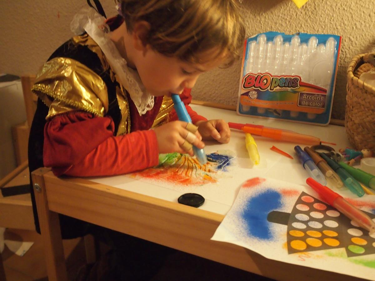 Nico pintando con los blowpens. Los soplan ellos mismos con la boca