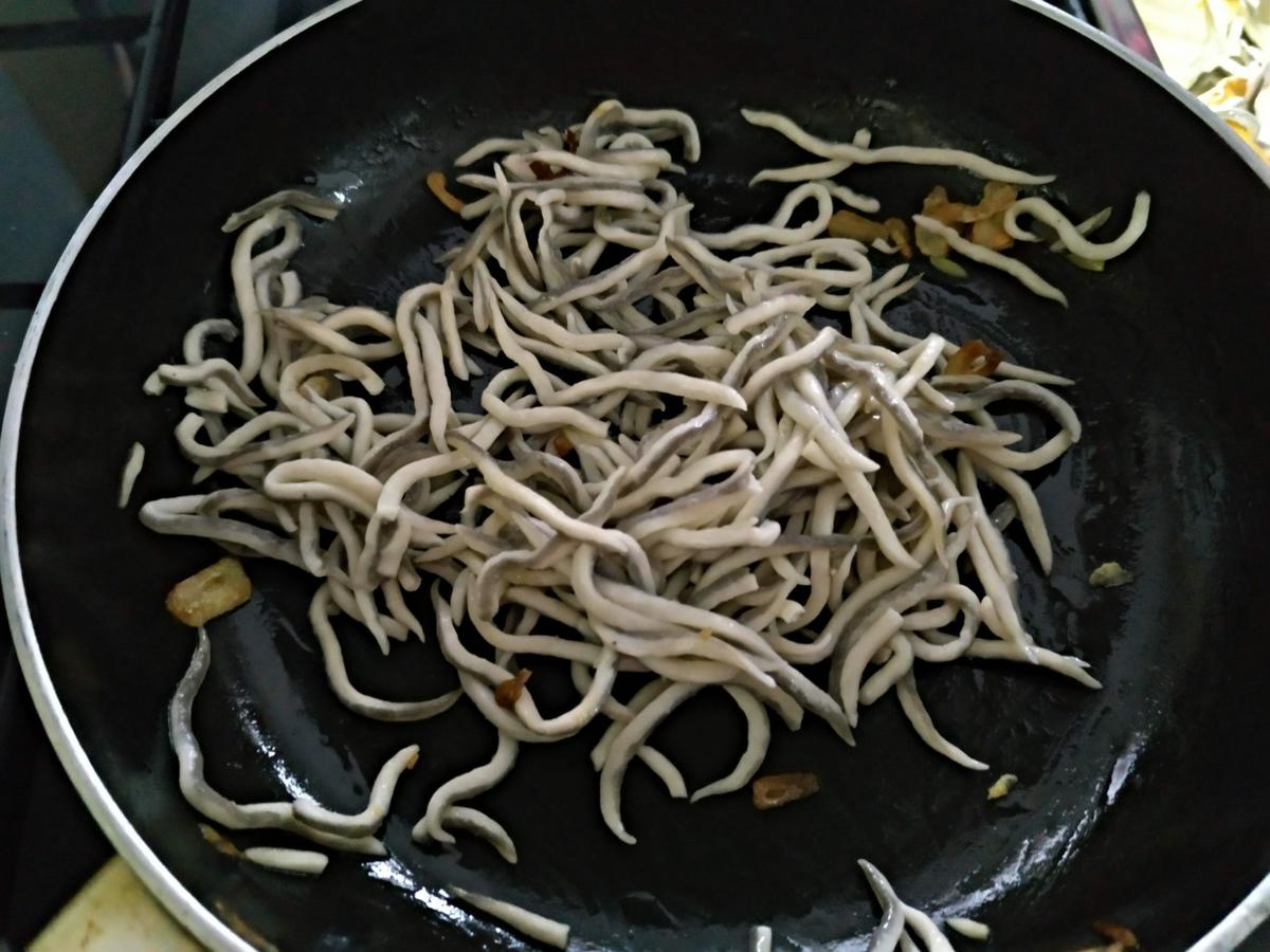 Rehogar las angulas sucedáneas en la sarten