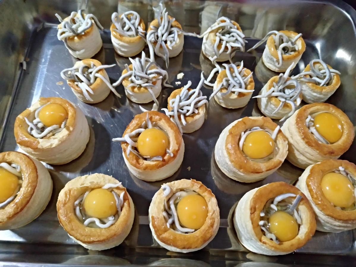 Bandeja de volavanes rellenos de angulas sucedáneas y huevo de codorniz