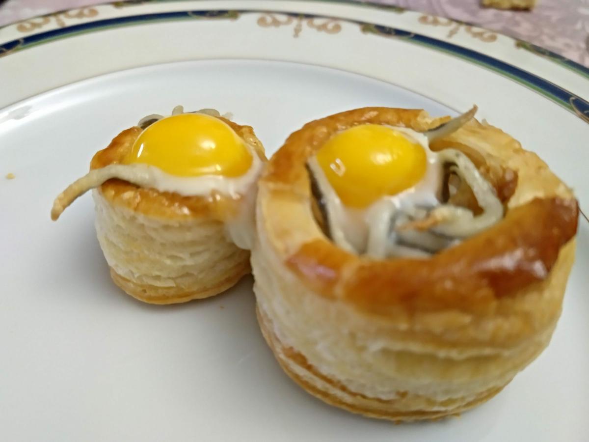 Volavanes rellenos de angulas sucedáneas rellenas de huevos de codorniz