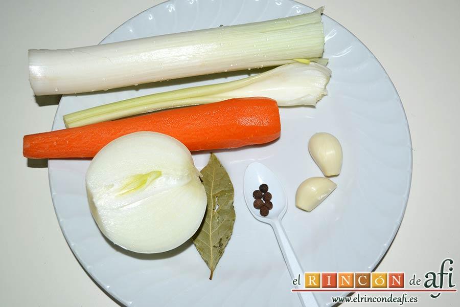 Crema noruega con salmón marinado y chantillí de lima, pelar los dientes de ajo, la zanahoria y el puerro, media cebolla y la ramita de apio, y preparar seis granos de pimienta de Jamaica y la hoja de laurel