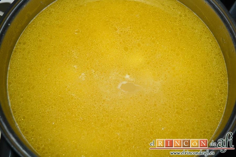 Crema noruega con salmón marinado y chantillí de lima, agregar el caldo de pescado