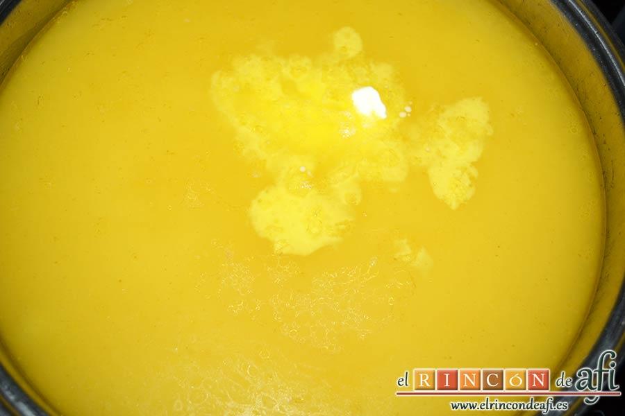 Crema noruega con salmón marinado y chantillí de lima, agregar la nata (crema de leche)