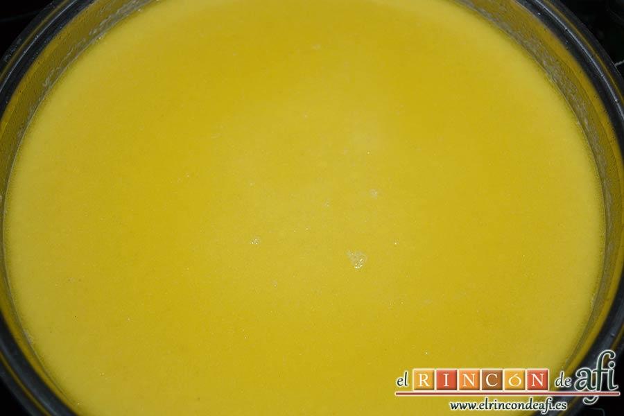 Crema noruega con salmón marinado y chantillí de lima, retirar del fuego y triturar