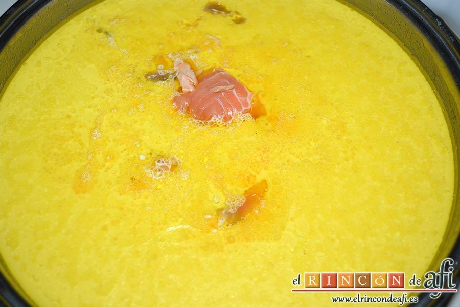 Crema noruega con salmón marinado y chantillí de lima, añadir el salmón a la crema