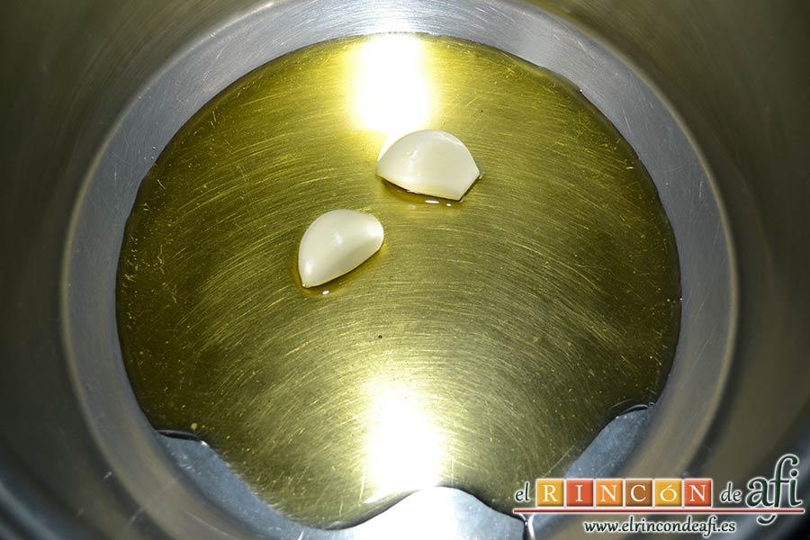 Crema noruega con salmón marinado y chantillí de lima, poner a dorar los dientes de ajo