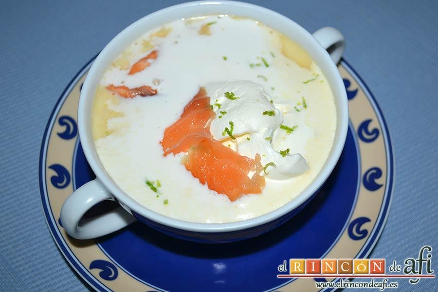 Crema noruega con salmón marinado y chantillí de lima, sugerencia de presentación