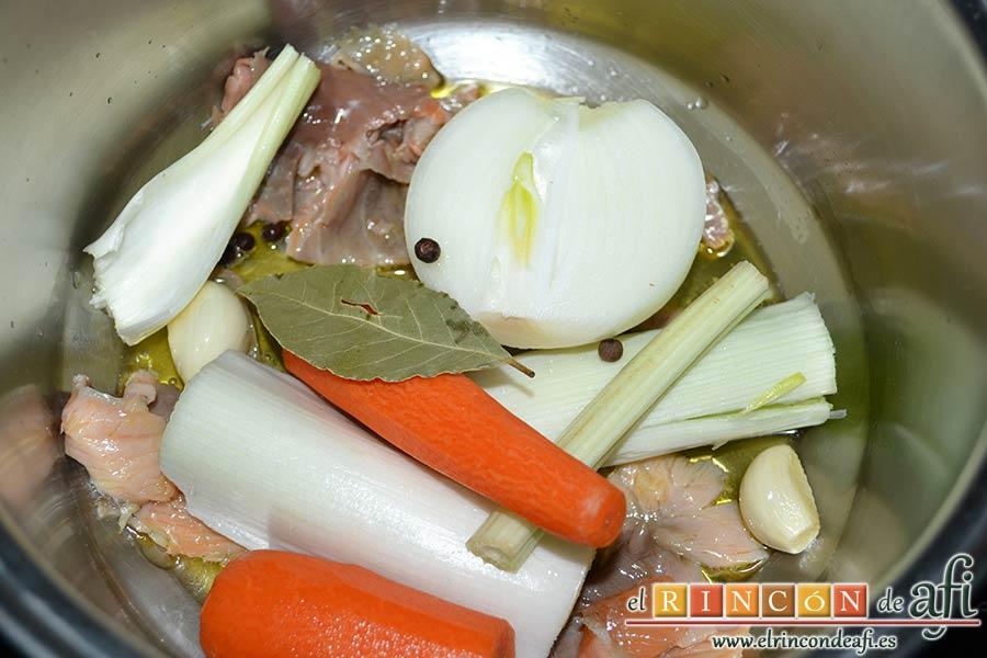 Crema noruega con salmón marinado y chantillí de lima, agregamos la zanahoria, el puerro, el apio, la media cebolla, la hoja de laurel y los granos de pimienta