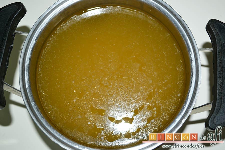 Crema noruega con salmón marinado y chantillí de lima, poner la tapa, cocer y colar