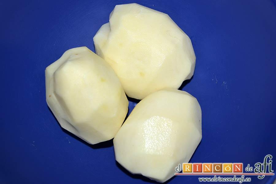 Crema noruega con salmón marinado y chantillí de lima, pelar las papas