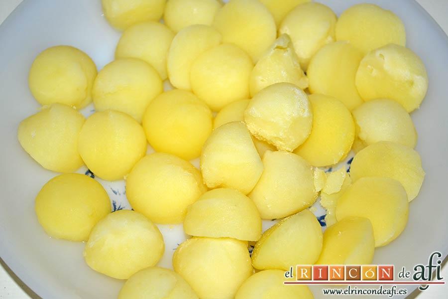 Confit de pato con compota de manzana y bocaditos de papas, escurrirlas