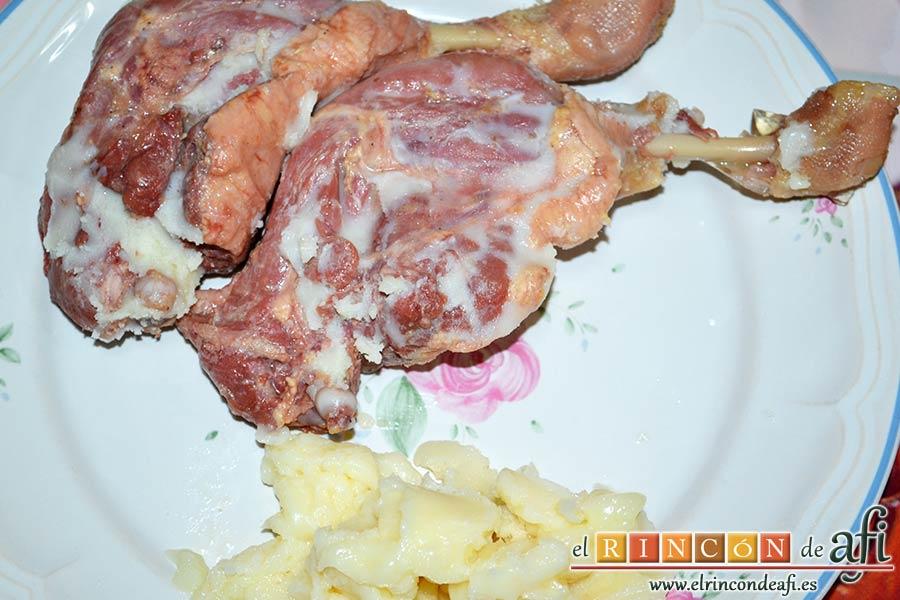 Confit de pato con compota de manzana y bocaditos de papas, retirar la grasa antes de prepararlos