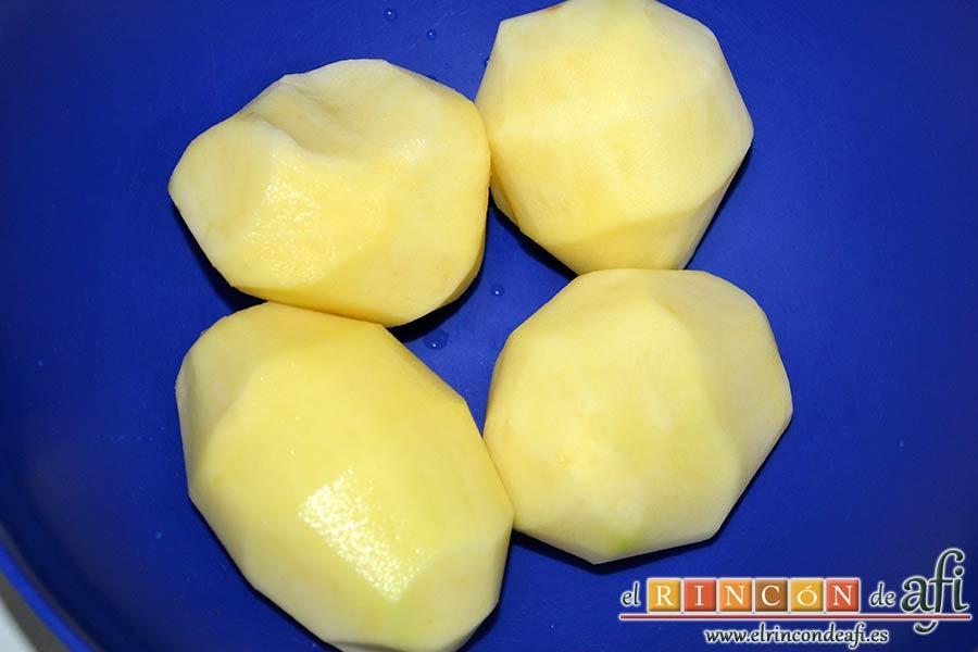 Confit de pato con compota de manzana y bocaditos de papas, pelar las papas