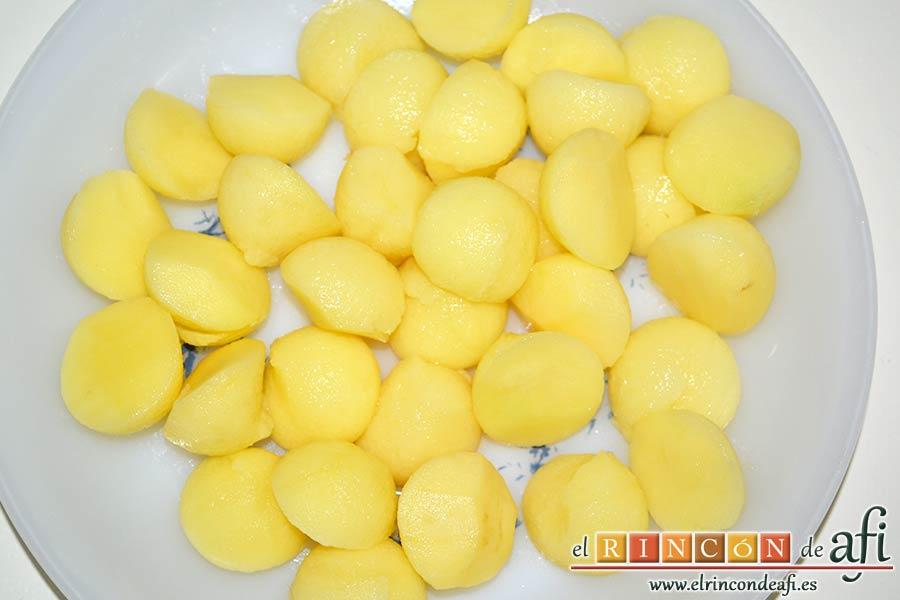 Confit de pato con compota de manzana y bocaditos de papas, sacar bolitas de papa con un sacabolas