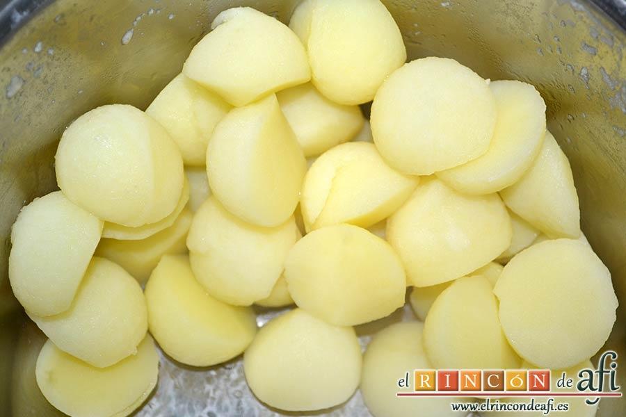 Confit de pato con compota de manzana y bocaditos de papas, sancocharlas