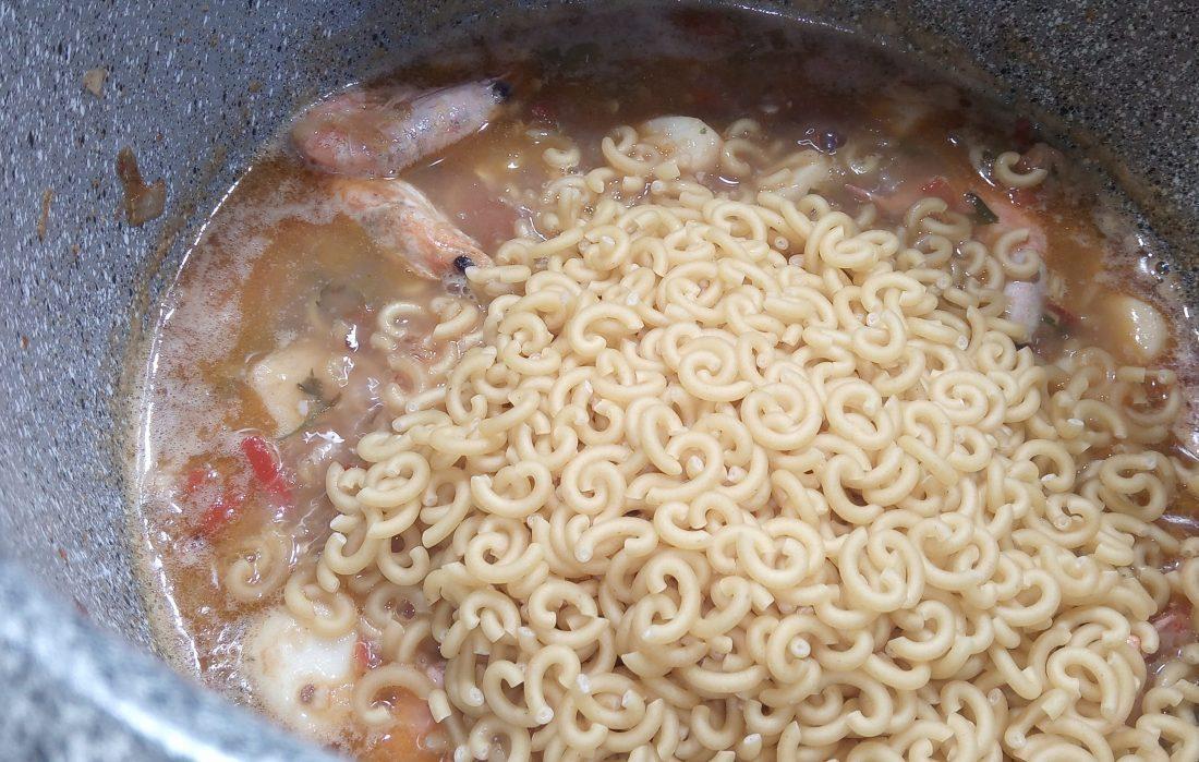 Fideos para fideuá de marisco.