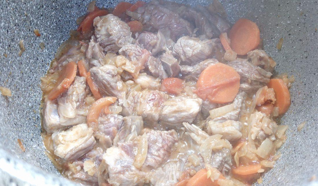 Sofreír la carne con la verduras