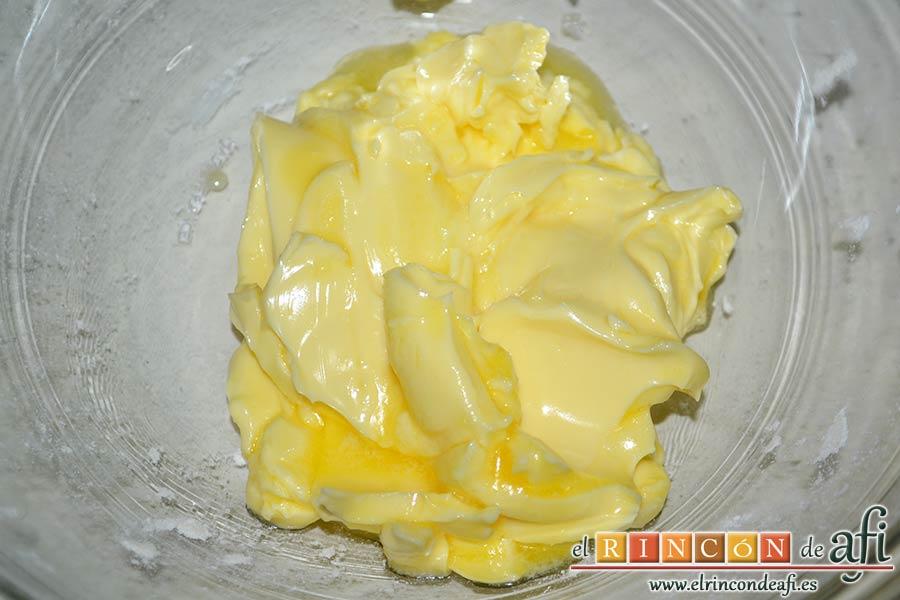 Galletas de turrón, poner en un bol la mantequilla en pomada