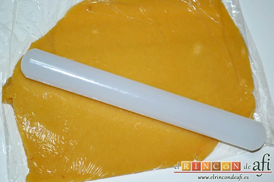 Galletas de turrón, sacar porciones de la masa y extender con un rodillo
