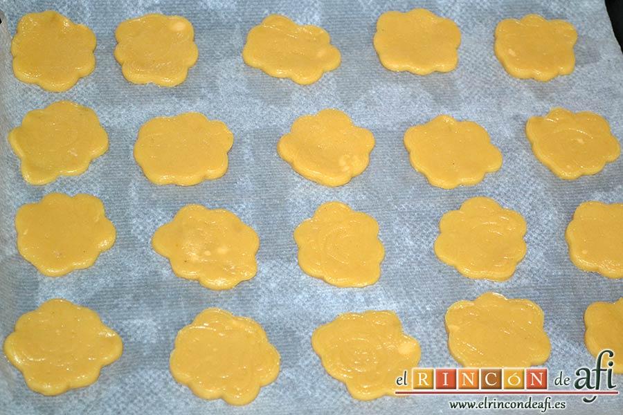 Galletas de turrón, ponerlas en una bandeja de horno sobre papel de hornear