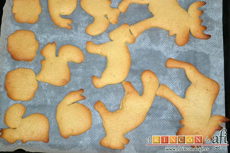 Galletas de turrón, cortarlas con varias formas