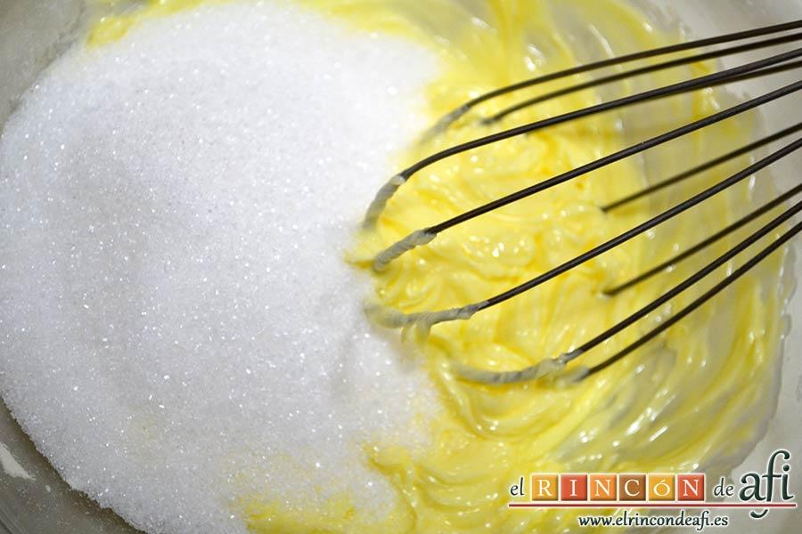 Galletas de turrón, añadir el azúcar y batir con varillas manuales