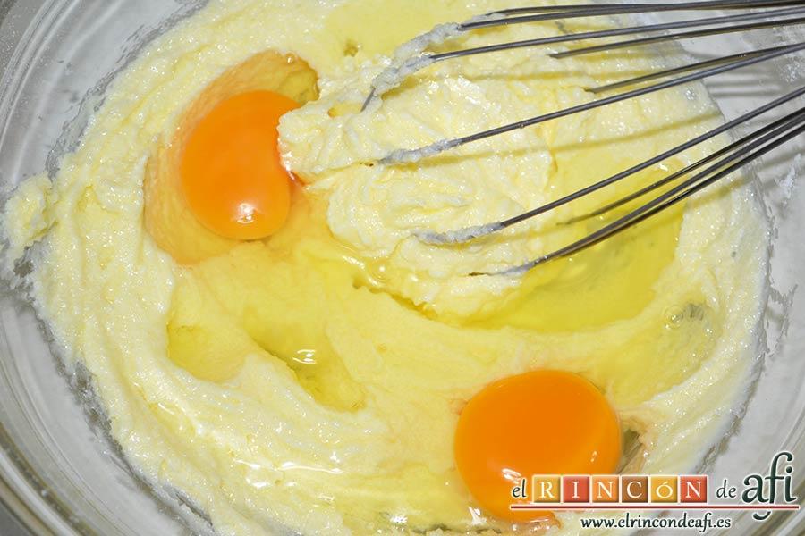 Galletas de turrón, añadir los huevos