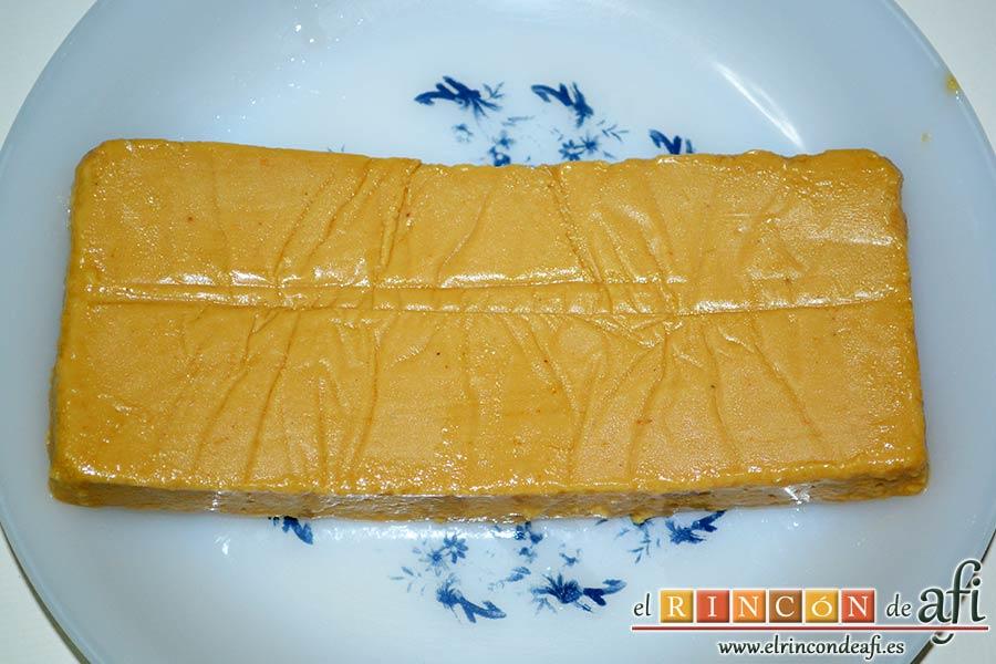 Galletas de turrón, poner el turrón en un plato o bol