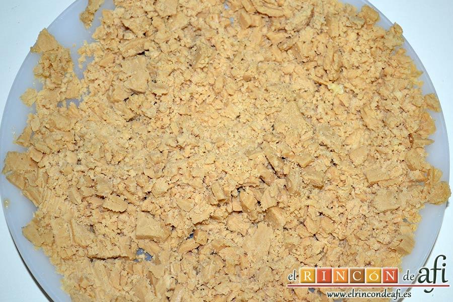 Galletas de turrón, desmenuzar el turrón con un tenedor