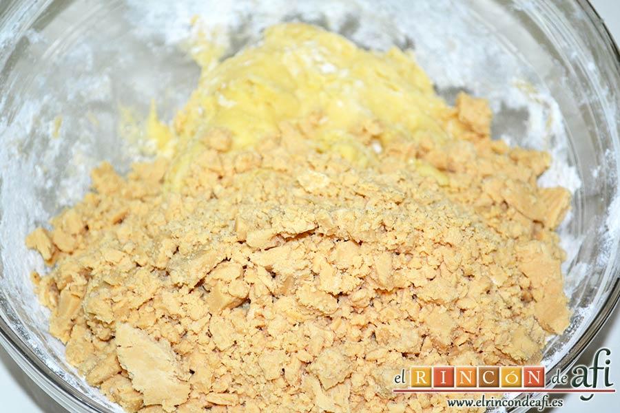 Galletas de turrón, verter el turrón sobre la masa y mezclar