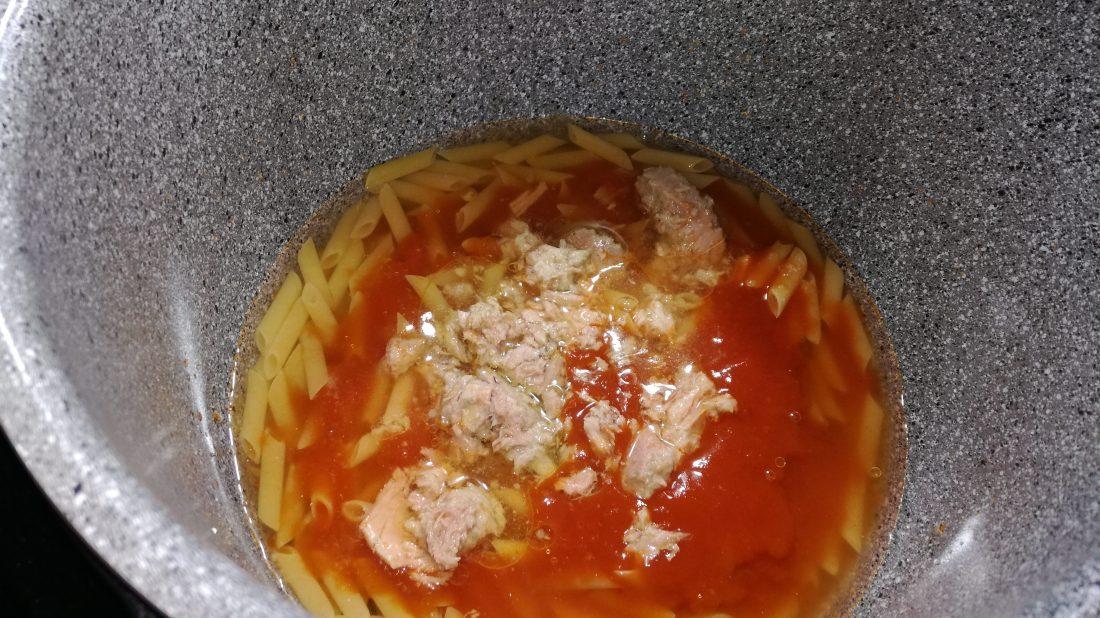 Macarrones los ingredientes en la olla GM