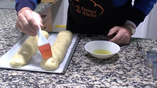 Pintamos con huevo la masa