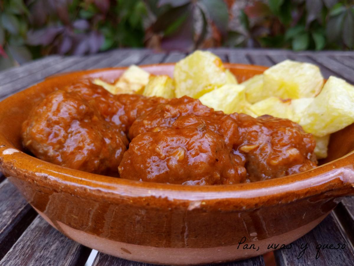 albondigas en salsa española en crockpot - pan uvas y queso 