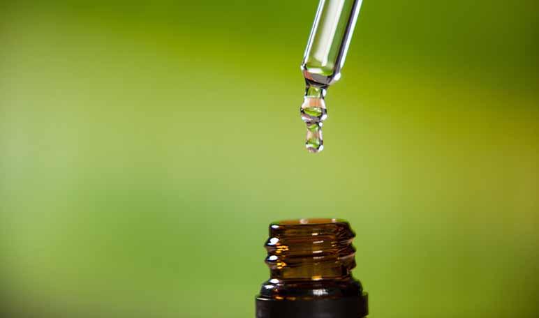 Rostro sin granos con aceite de árbol de té - Trucos de belleza caseros