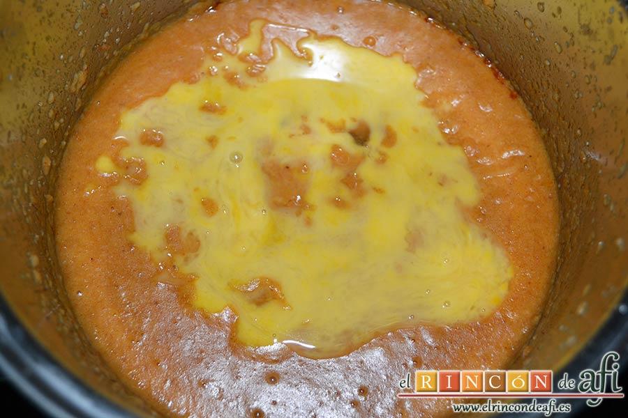 Sopa de ajo humilde, romper un huevo en un colador y menearlo bien para que caiga sobre la sopa