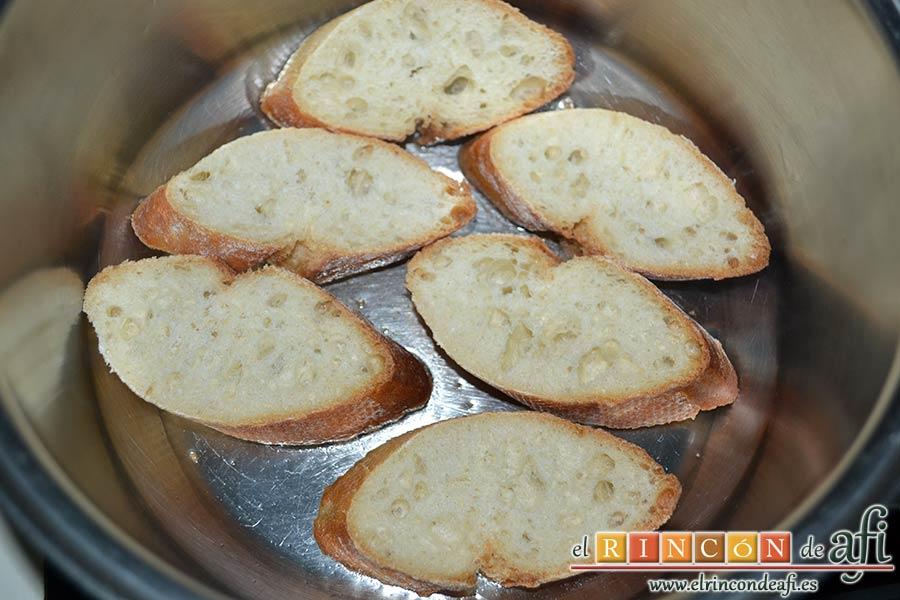 Sopa de ajo humilde, ponerlas a freír en un caldero con aceite