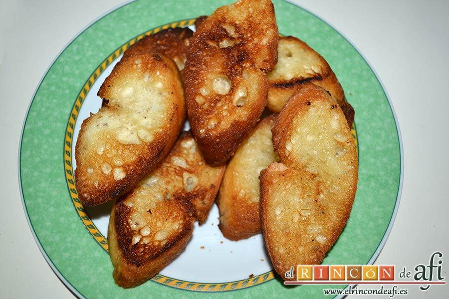 Sopa de ajo humilde, cuando estén bien doradas las reservamos