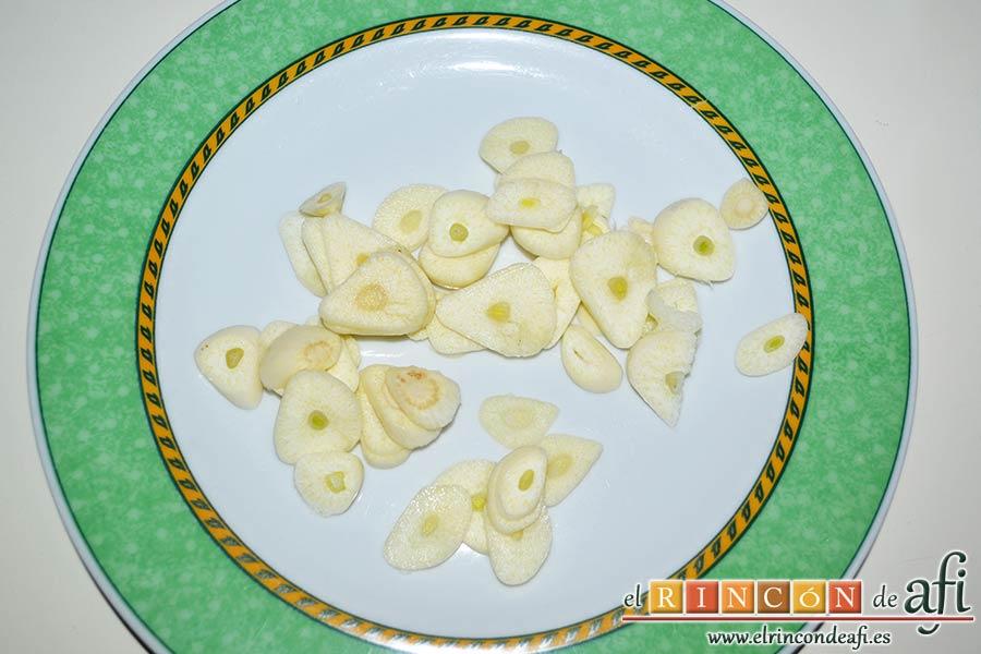 Sopa de ajo humilde, pelar y laminar los ajos