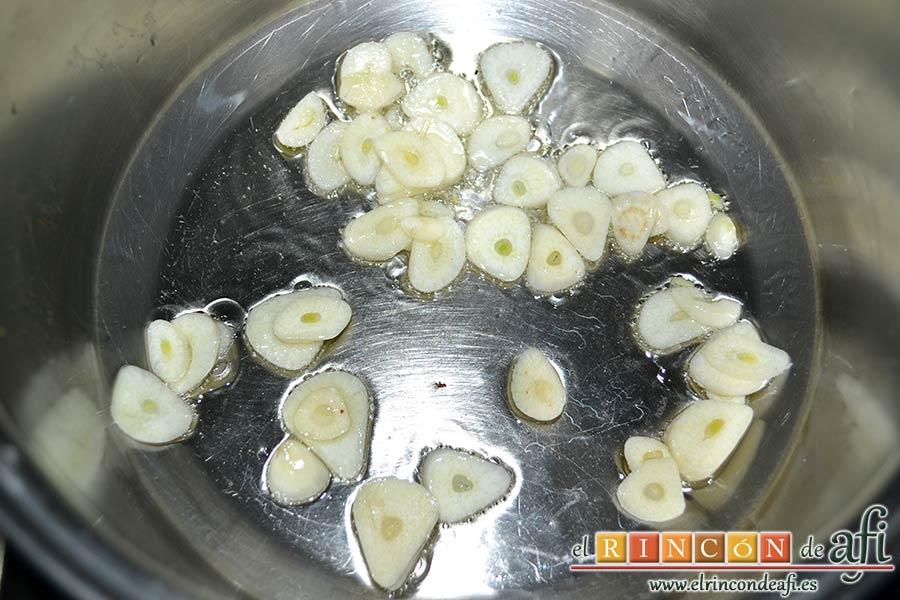 Sopa de ajo humilde, añadir una cucharada más de aceite en el mismo caldero y sofreír los ajos