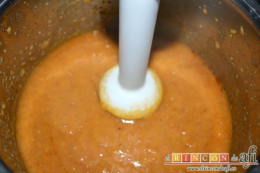 Sopa de ajo humilde, machacar el pan con una minipimer