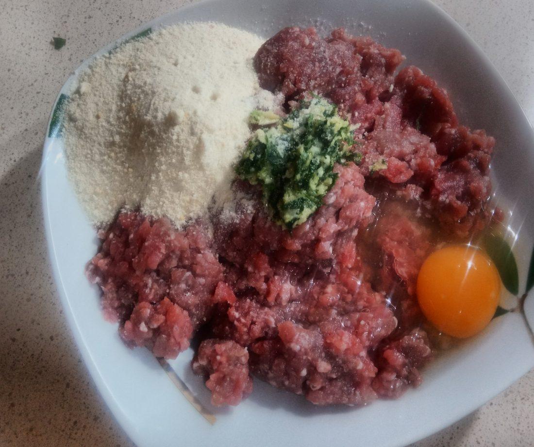 Carne picada para hacer la albóndigas encebolladas