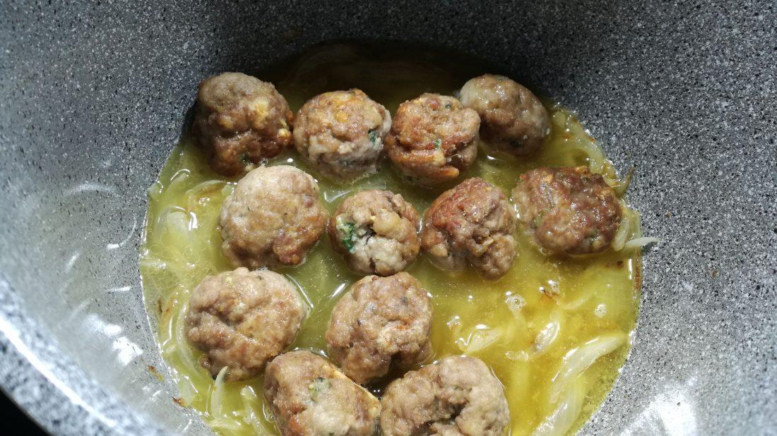 Albóndigas en salsa en olla gm