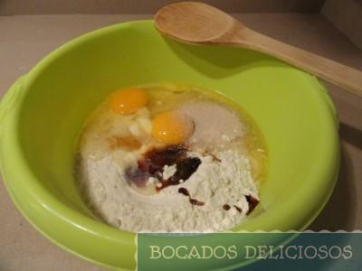 Mezclamos-los-huevos-azucar-mantequilla-derretida-y-vainilla