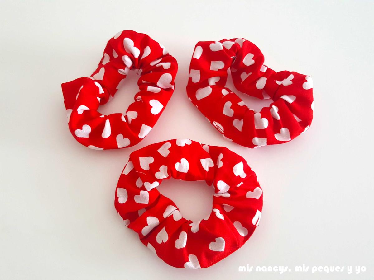 mis nancys, mis peques y yo, coleteros de tela o scrunchies, coleteros con tela roja con corazones