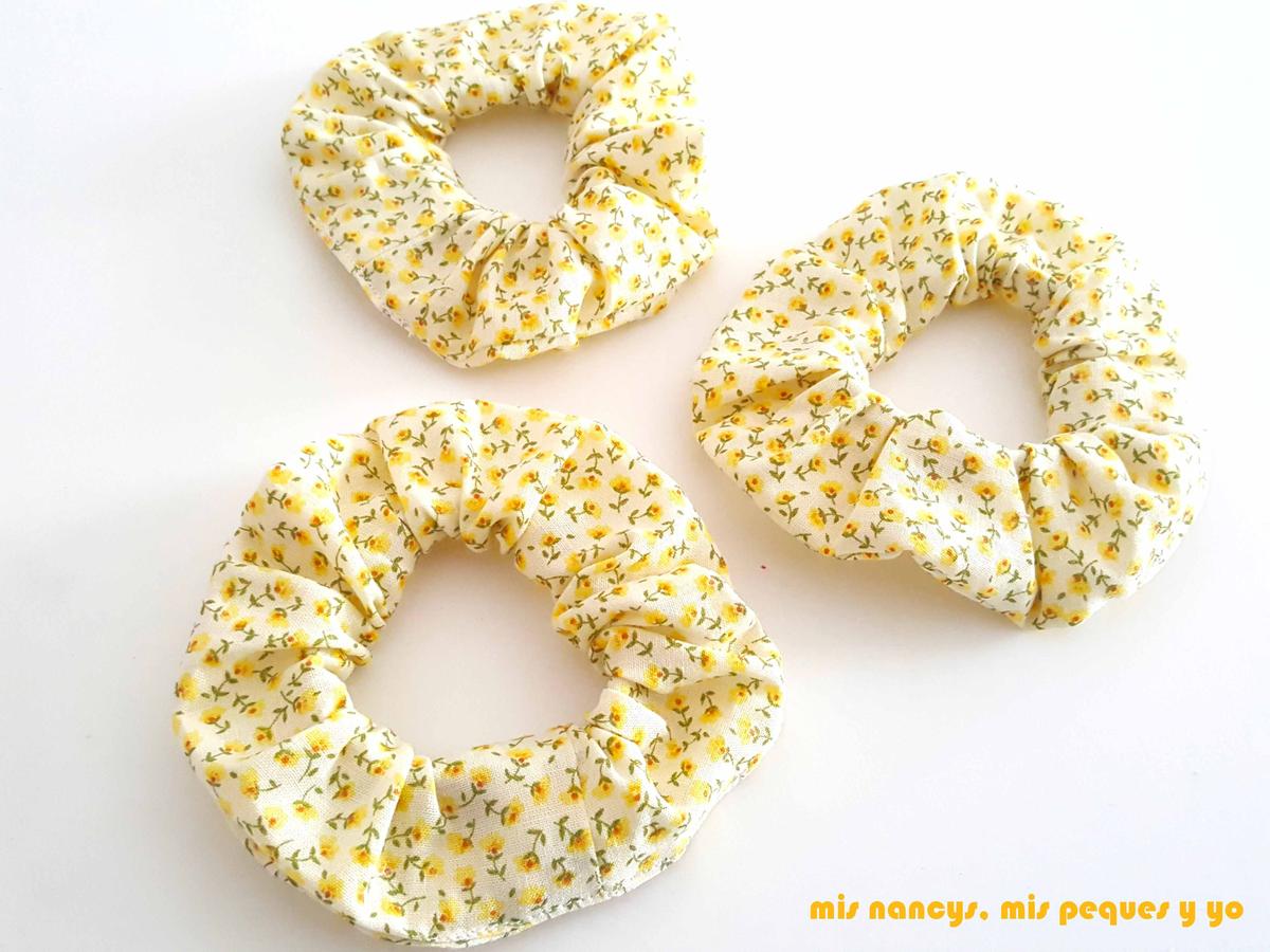 mis nancys, mis peques y yo, coleteros de tela o scrunchies, coleteros con tela de flores pequeñas amarillas